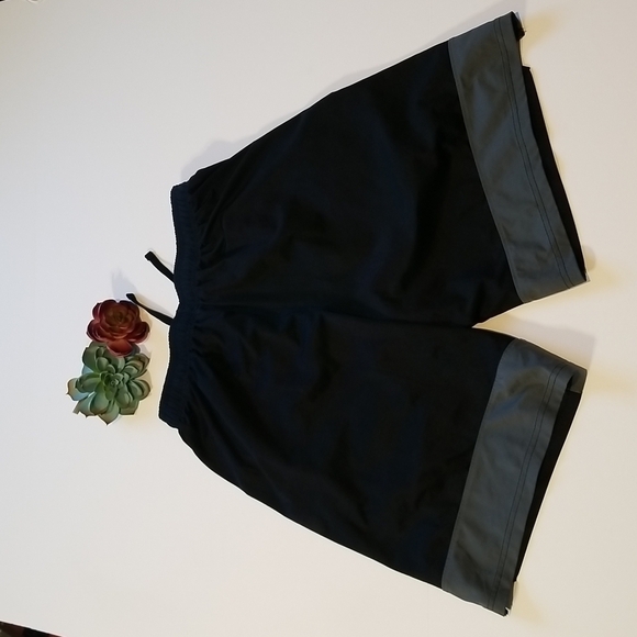 Under Armour Black/Grey Shorts Size Small - Picture 3 of 10